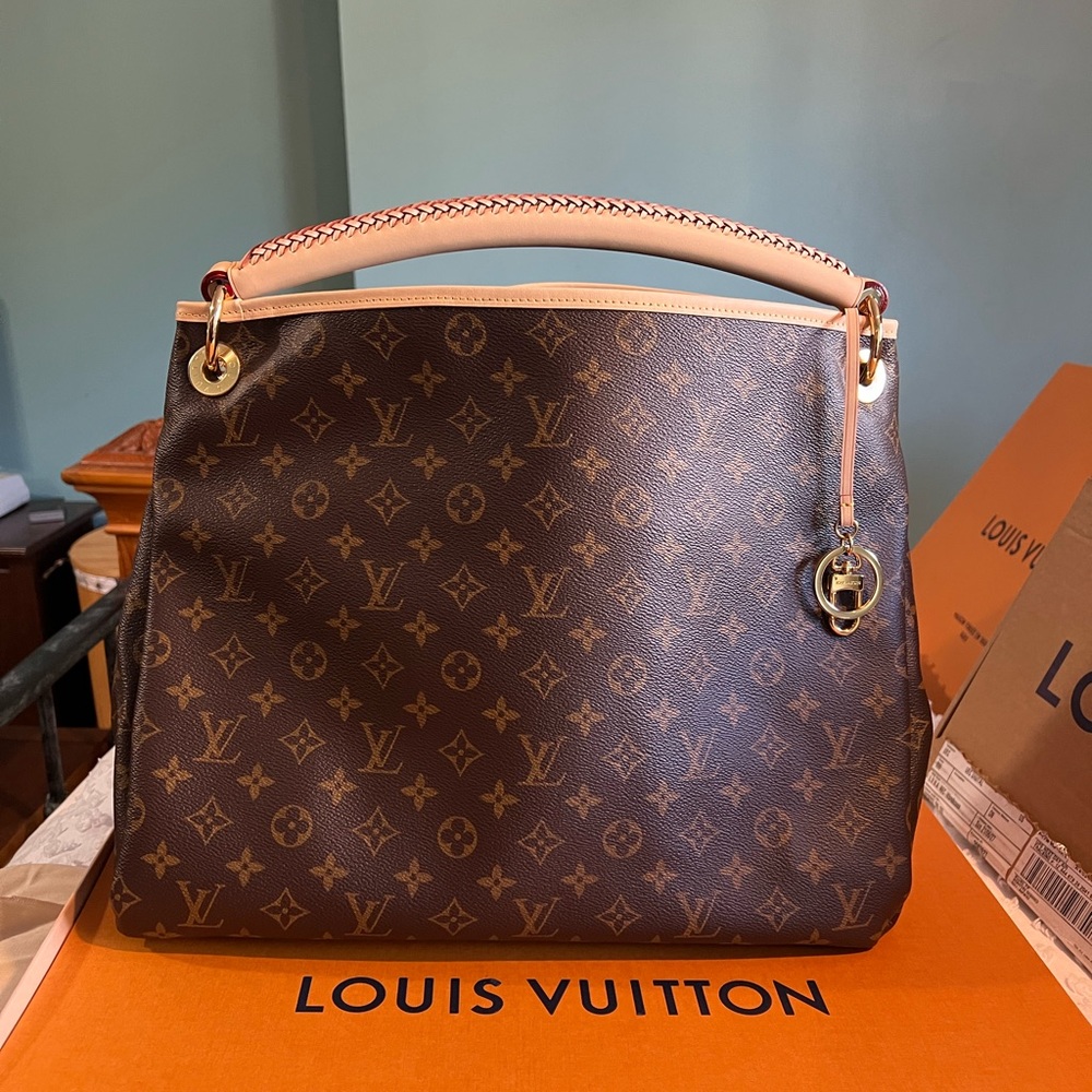Authentic Brand new never been carried Louis Vuitton Artsy MM